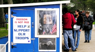 Souvenir shack by the Lincoln Memorial