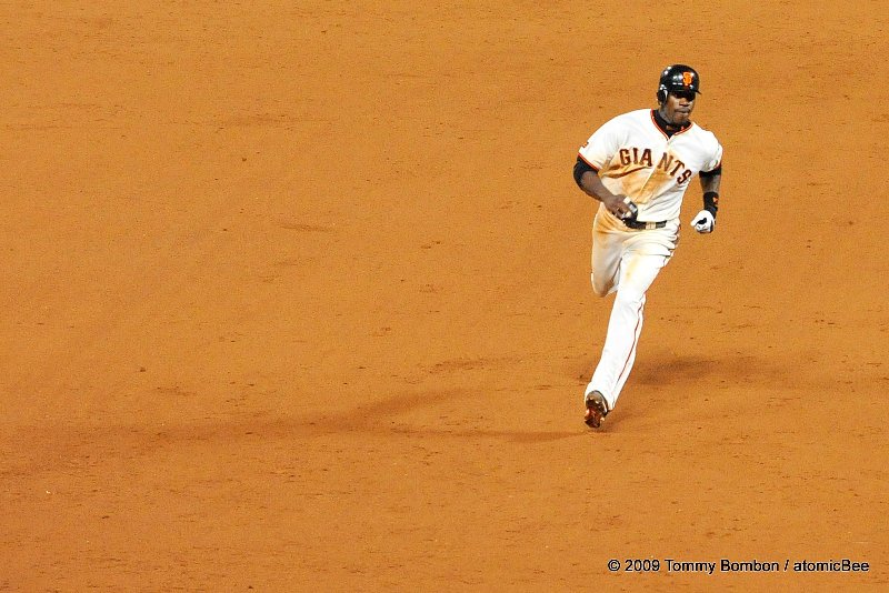 SF Giants' Fred Lewis looking good as he heads to 3rd base