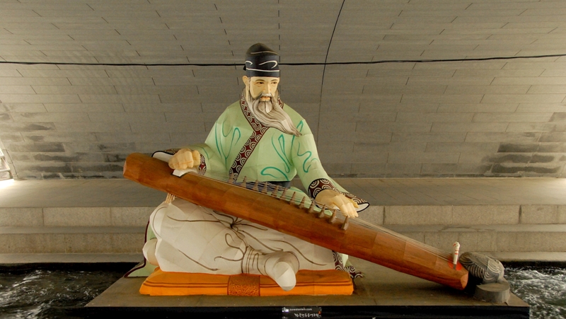 Bigger than life-size paper lantern sculpture on display during the spring event going on at Cheong Gye Cheon.