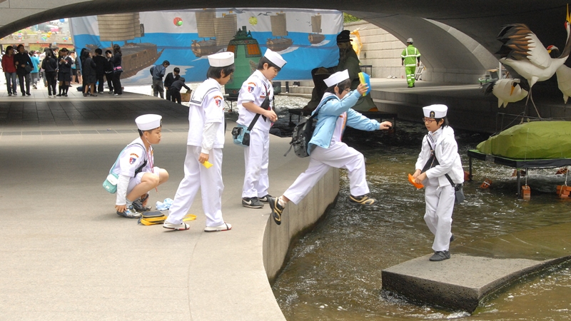 Festival scene from the Cheong Gye Cheon, a stream that runs through central Seoul from west to east.